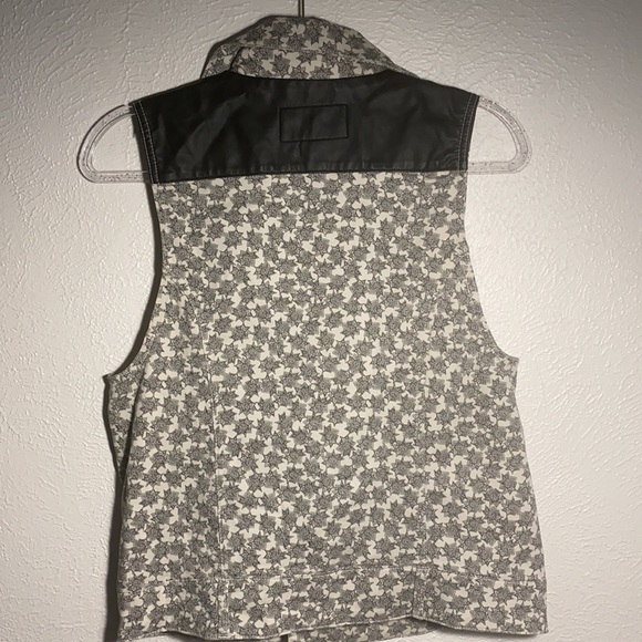 BCBG Generation off white/Black vest - Picture 2 of 5